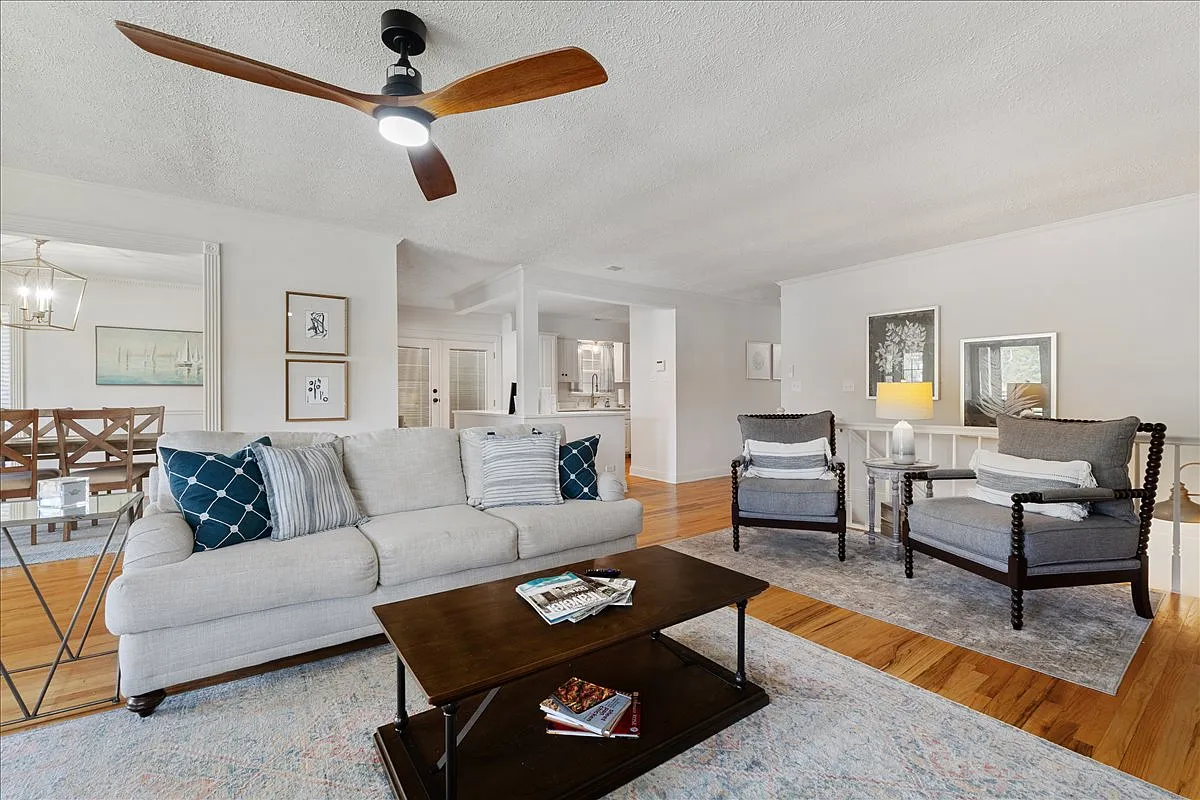 3 bed, 2473 sqft, $2,900 — Photo 4