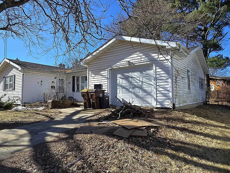 1442 S Blackhawk Ave — Photo 2
