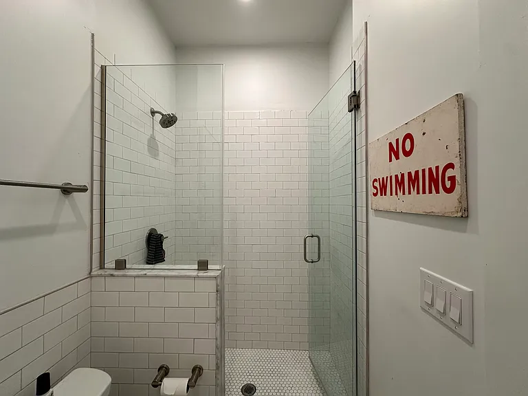 231 W Johnson Street — Photo 15
