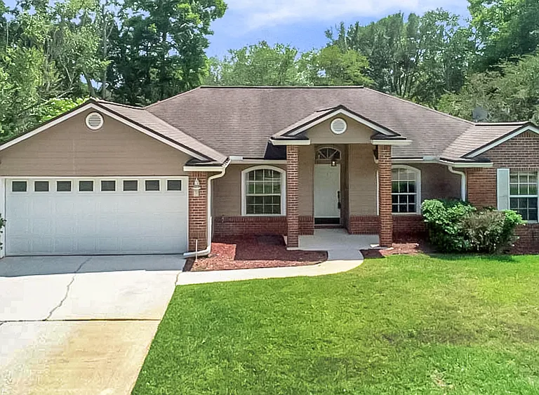 236 Clover Ct — Photo 3