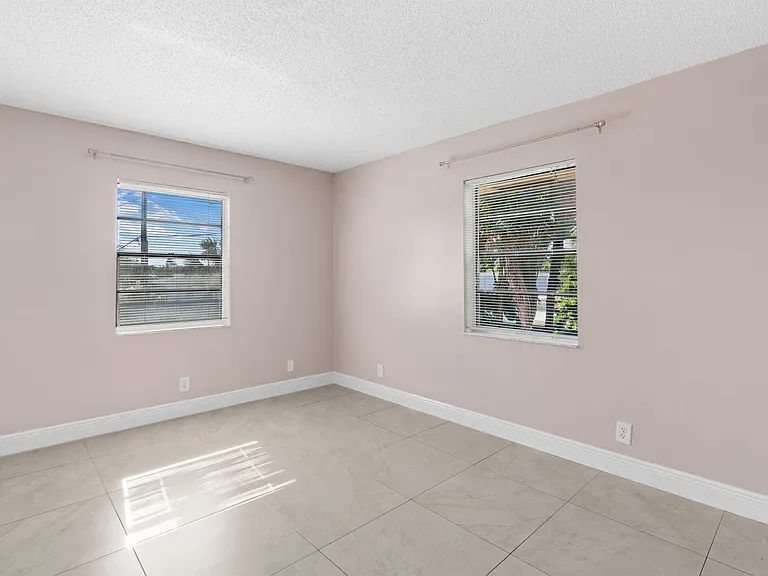 1515 N Federal Hwy — Photo 6