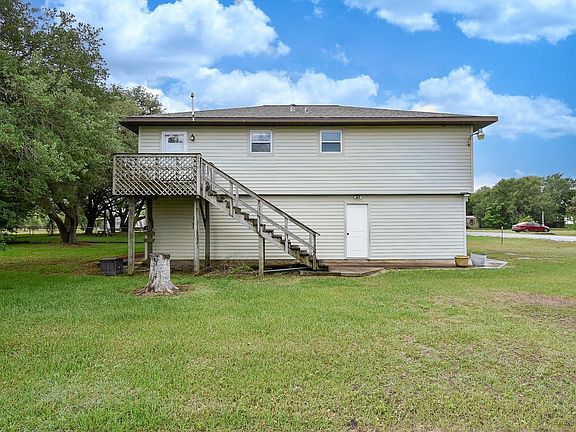 4th image of 225 Swallow Dr