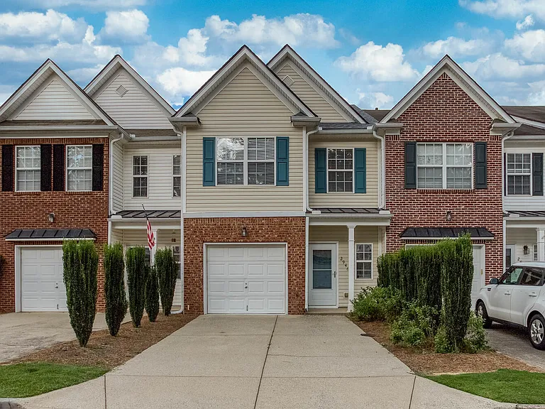 2946 Greyhawk Ln — Photo 2