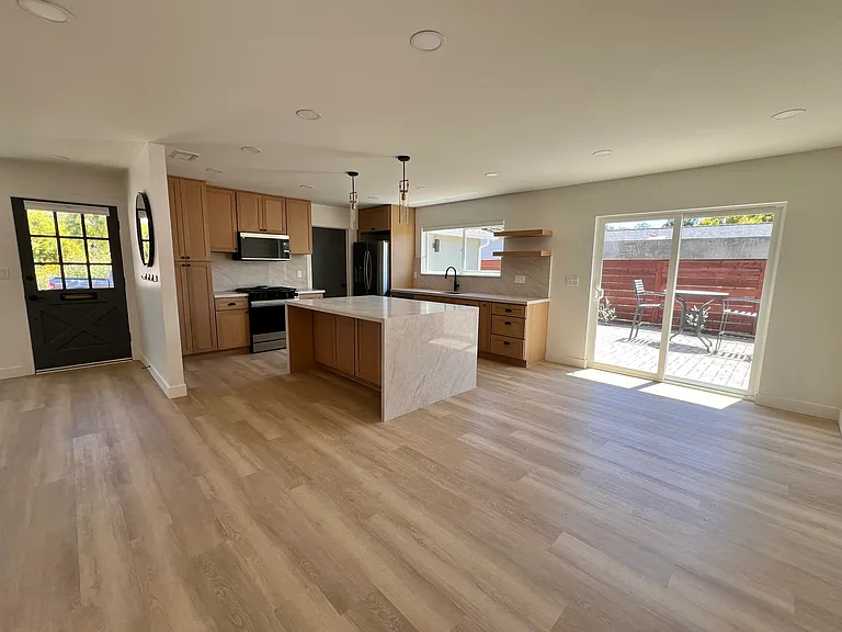 1327 Tanglewood Dr — Photo 9