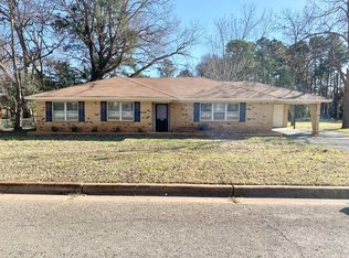 108 Clover Ln, Palestine, TX