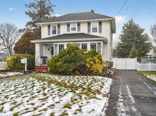 9 Garden Pl, Bay Shore, NY 11706