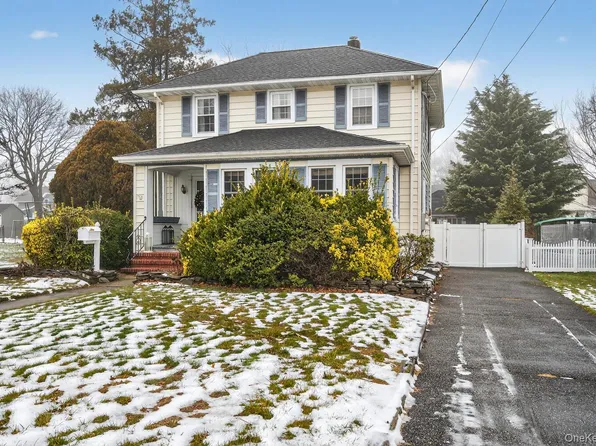 9 Garden Place, Bay Shore, NY 11706