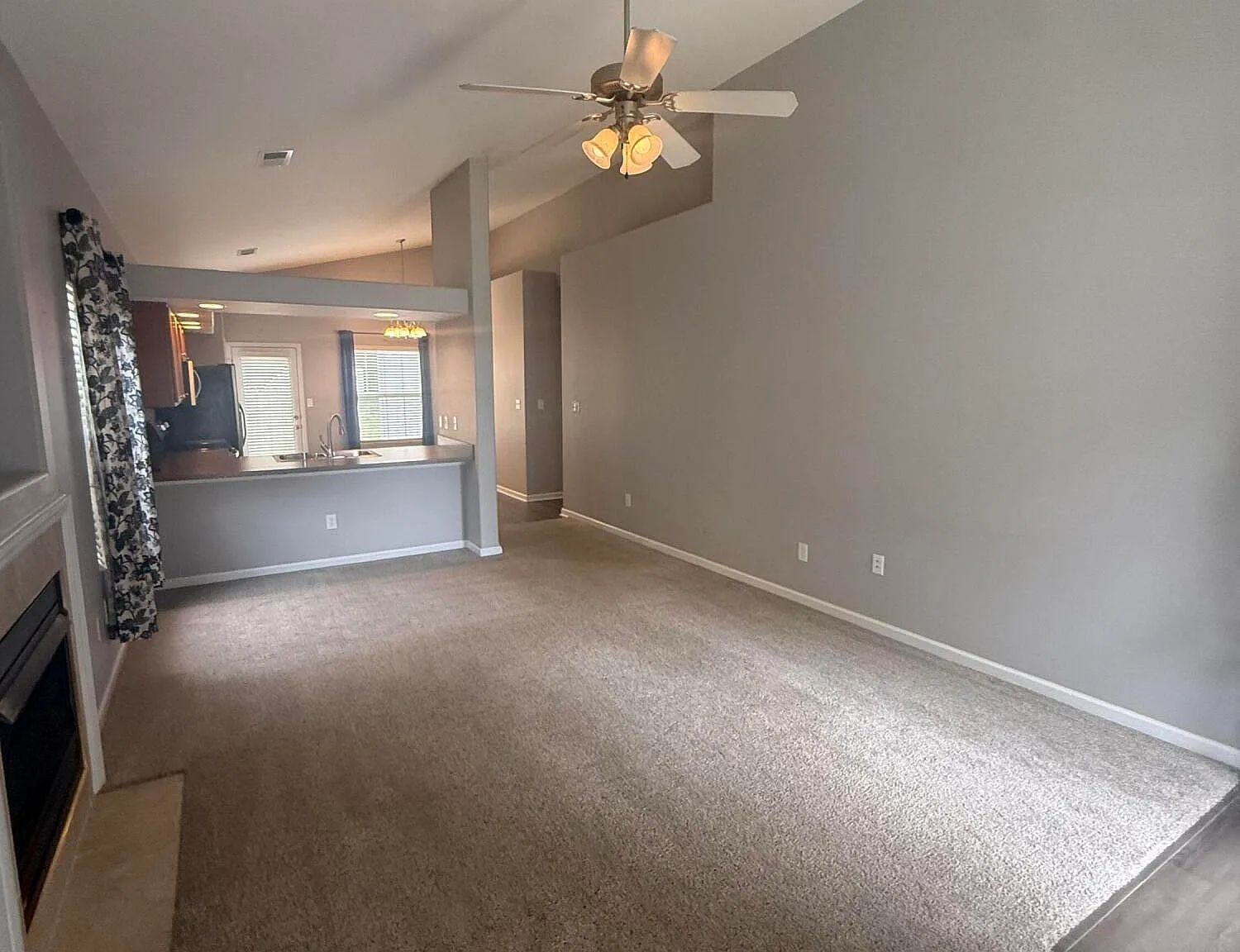 3 bed, 2.0 bath, 1300 sqft, $2,100 — Photo 3