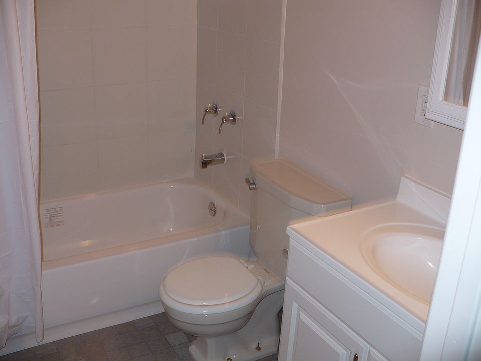 2nd image of 1829 1/2 31st St APT A