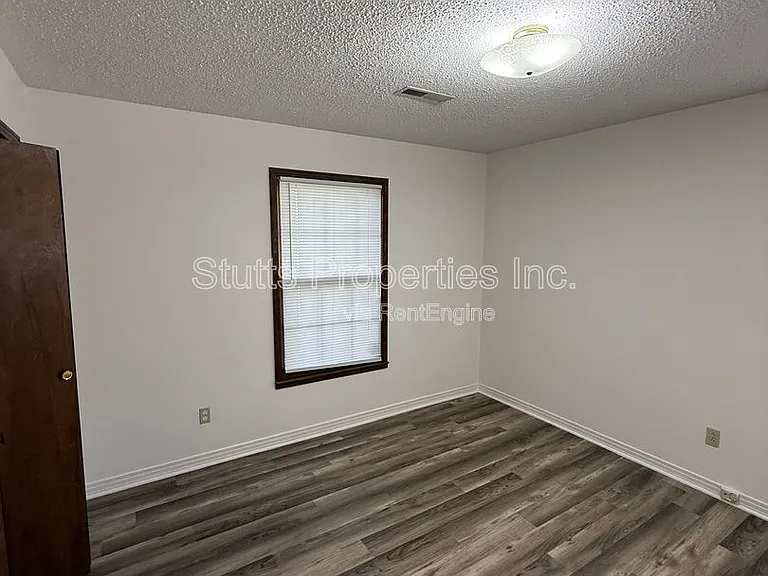 913 Waverly Ave — Photo 6