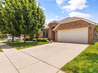 11528 Round Leaf Dr, Fort Worth, TX 76244