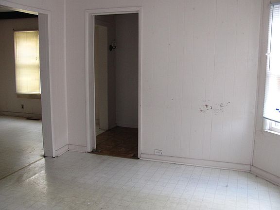 3rd image of 456 S Rosewood Ave