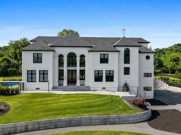 19 Bridle Spur Ln, Danvers, MA 01923