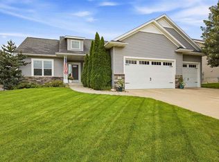 435 Oak Park Cir, Marion, IA 52302