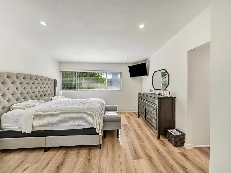 10231 Independence Ave — Photo 9