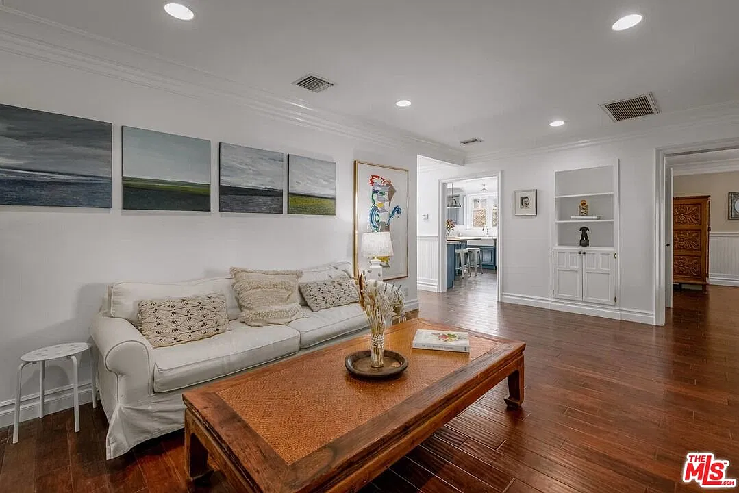3 bed, 4.0 bath, 2255 sqft, $9,495 — Photo 2