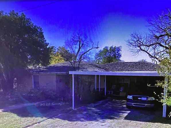 800 Combs St, Quanah, TX 79252