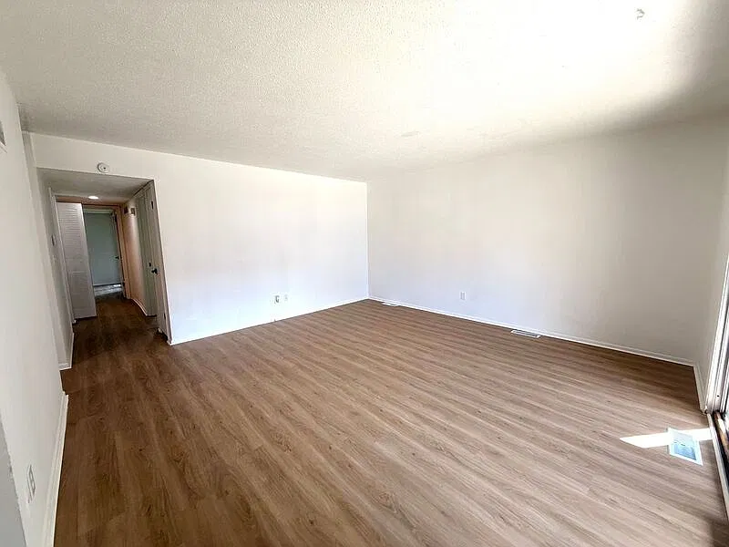 2 bed, 1.0 bath, 891 sqft, $1,050 — Photo 4