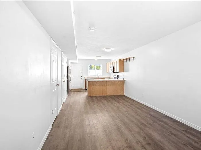 475 N Redwood Rd — Photo 3