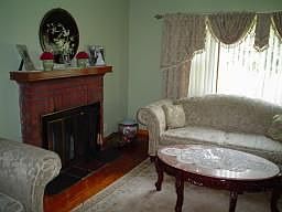 LIVING RM FIREPLACE/BAYWINDOW