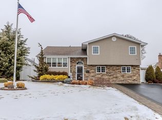 2 Fairview Ln, Plainview, NY 11803