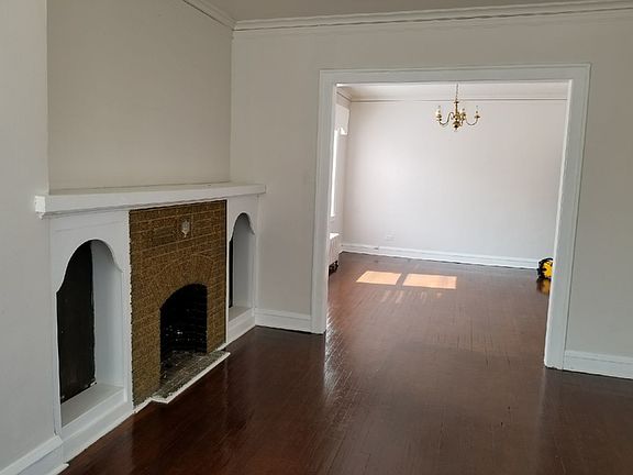 3rd image of 4332 W Walton St #1