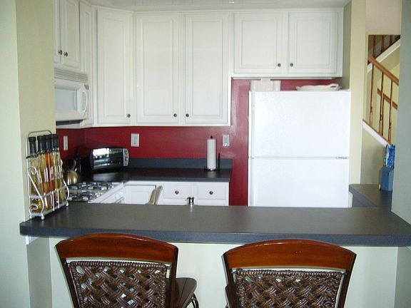 Kitchen w/ breakfast bar