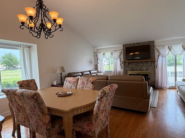 1870 Grosse Pointe Cir — Photo 8
