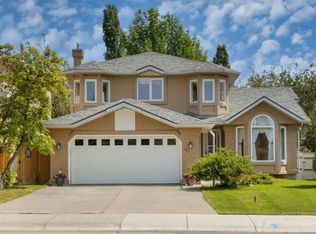 327 Douglas Woods Dr SE, Calgary, AB T2Z 2E9