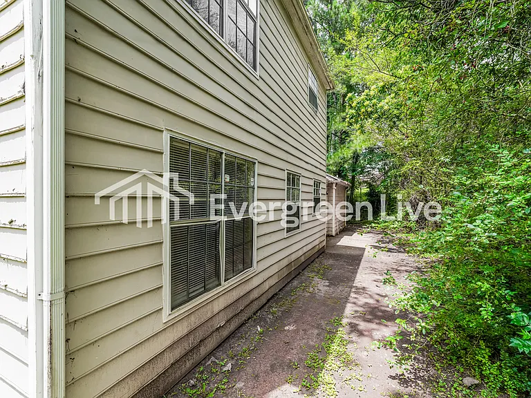 1312 Mill Lake Cir — Photo 15