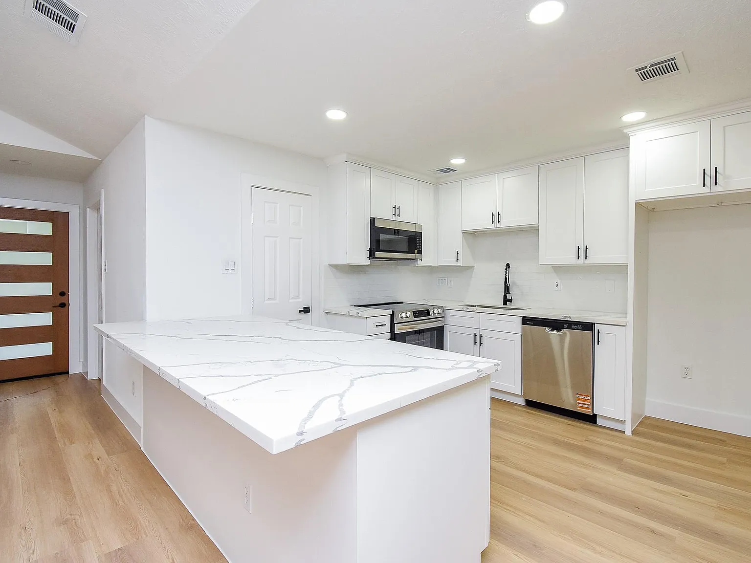 5 bed, 3.0 bath, 2499 sqft, $2,700 — Photo 1
