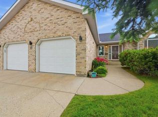 22 SW Varsity Estates Close NW, Calgary, AB T3B5J2