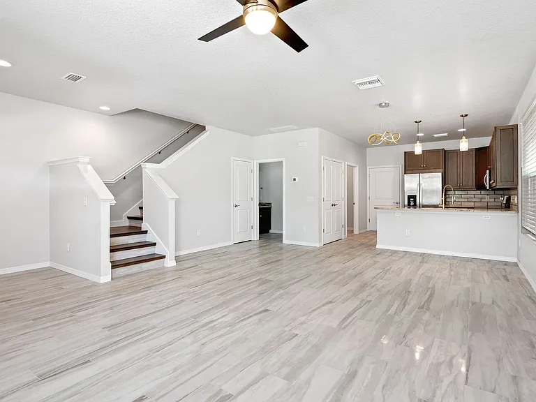537 Sunbranch Ln — Photo 2