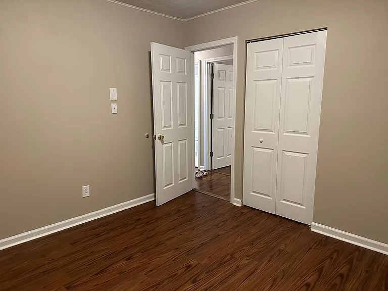 410 Savannah Ave — Photo 2