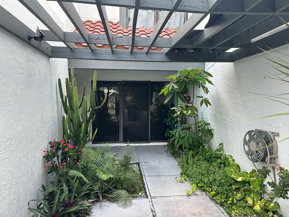 1st image of 365 Fern Dr