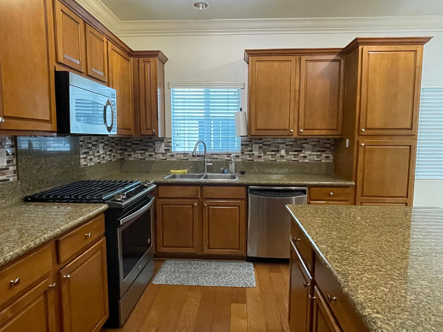 3 bed, 1300 sqft, $3,500 — Photo 1