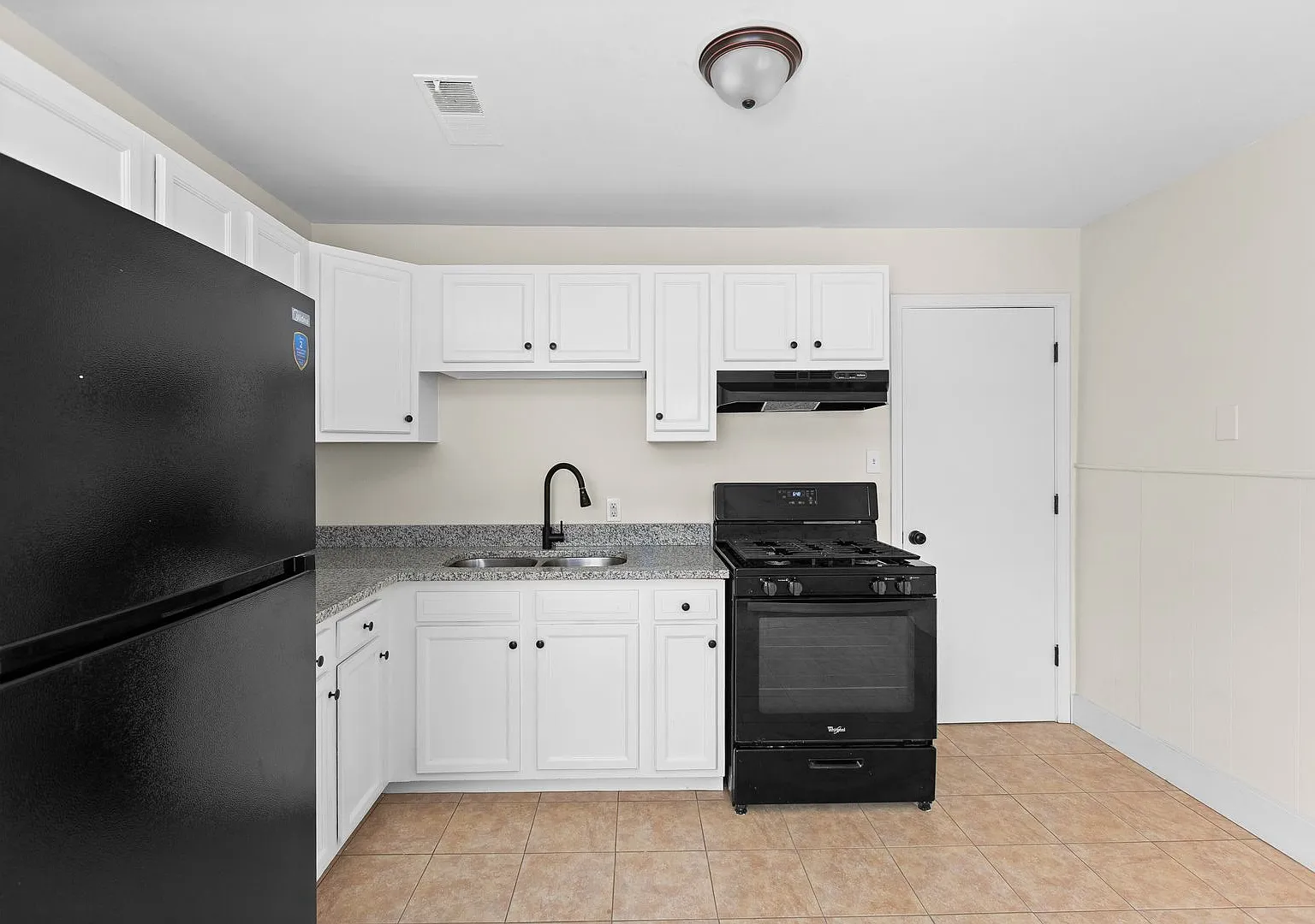 3-Bedroom Home with Central Air and Laundry Hookups — Photo 4