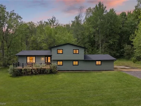 8821 Valley Ln, Chagrin Falls, OH 44023