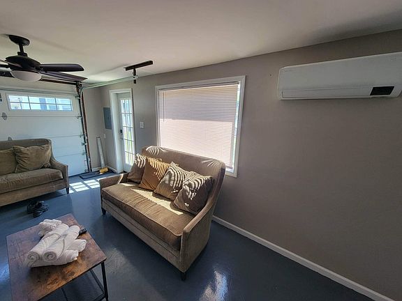 4th image of 2213 Woodrow St #B