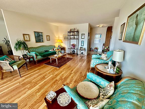 5th image of 307 Yoakum Pkwy APT 1012