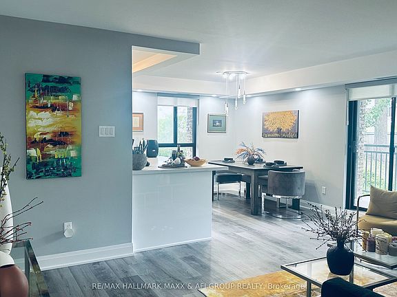 3rd image of 15390 Yonge St #201