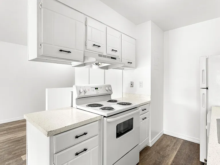 700 Mohawk Dr — Photo 3