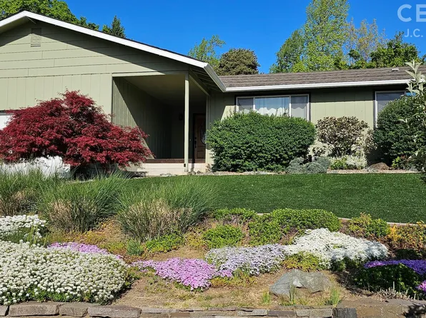 807 NE Oregon Ave, Grants Pass, OR 97526