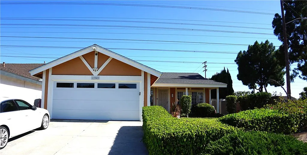 3 bed, 1360 sqft, $3,800 — Photo 2