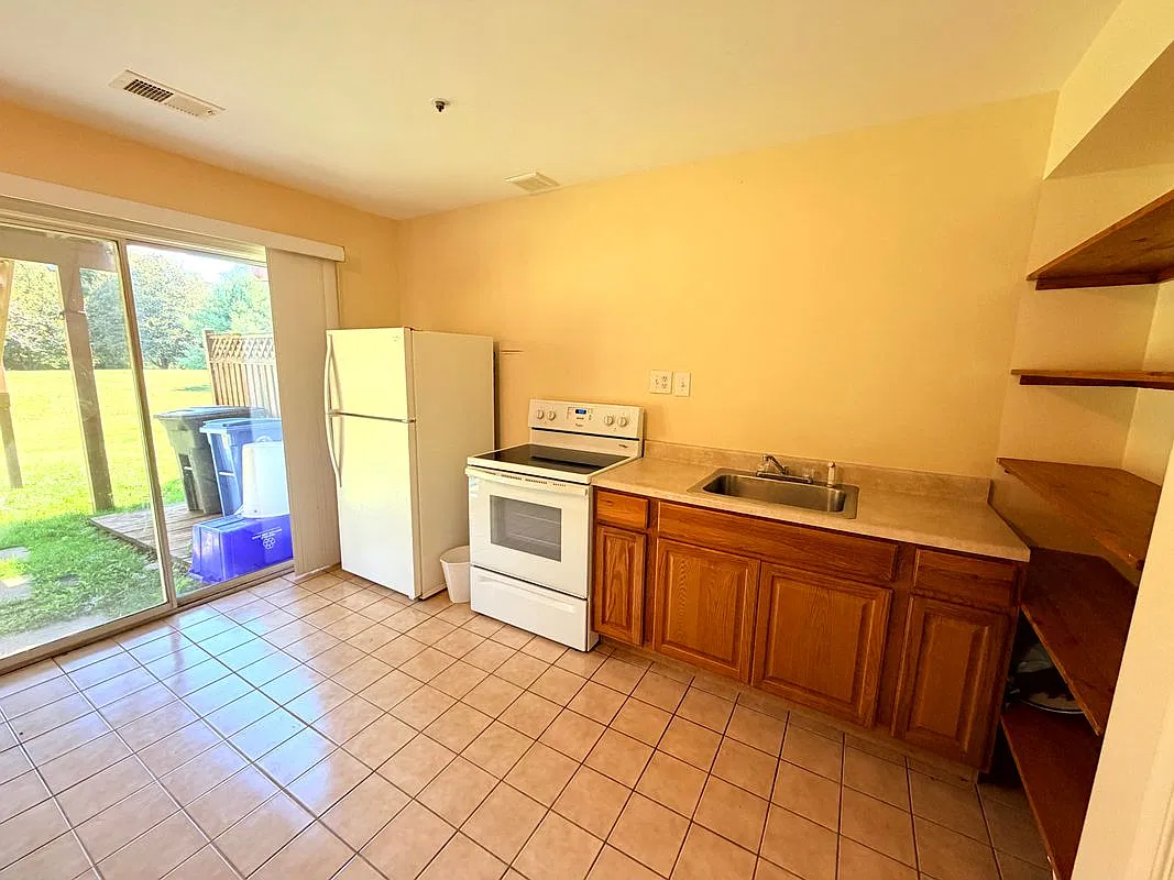 1 bed, 1.0 bath, 900 sqft, $1,150 — Photo 3