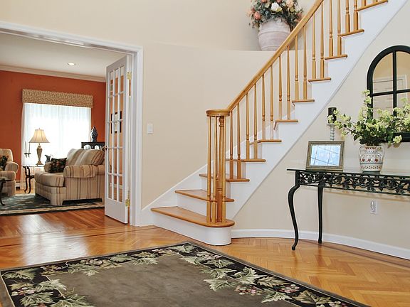 5th image of 7 Pond Hollow Ct