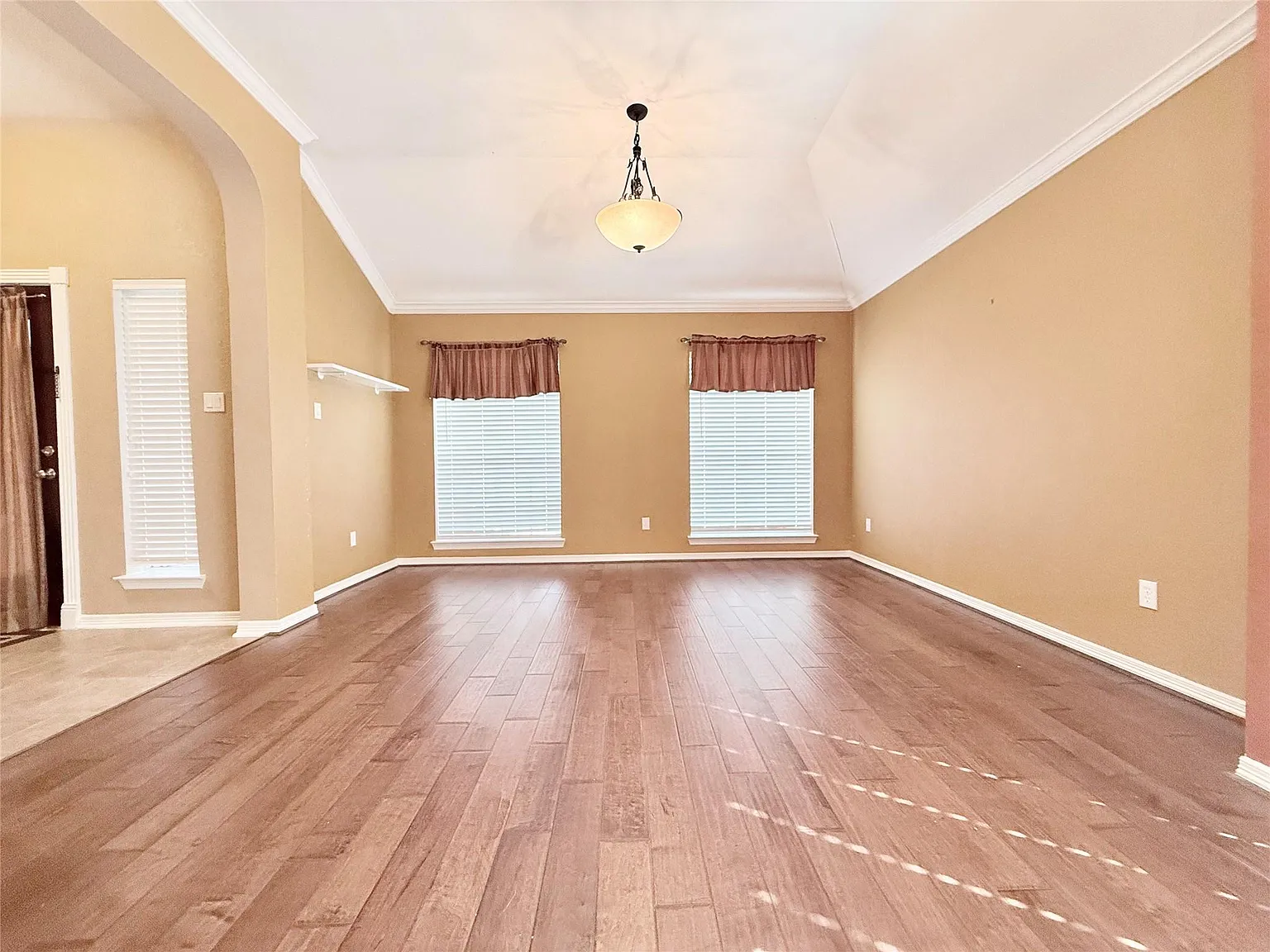 3 bed, 2451 sqft, $2,300 — Photo 3