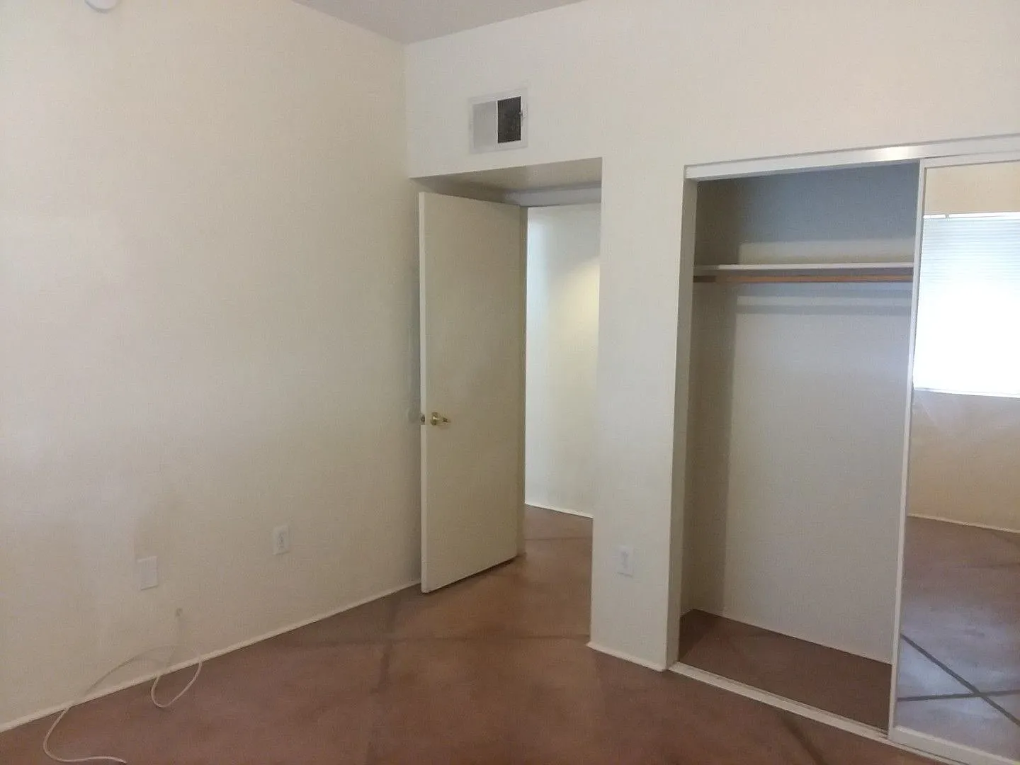 2 bed, 2.0 bath, 995 sqft, $1,249 — Photo 2