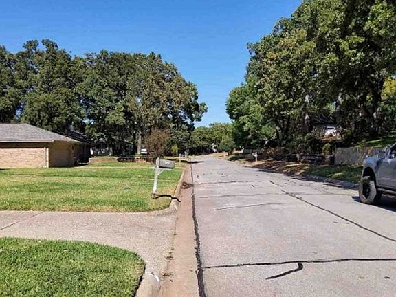 Exterior Neighborhood (street photo)