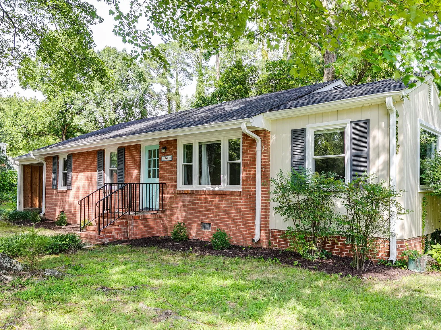3 bed, 1.5 bath, 1080 sqft, $2,200 — Photo 2
